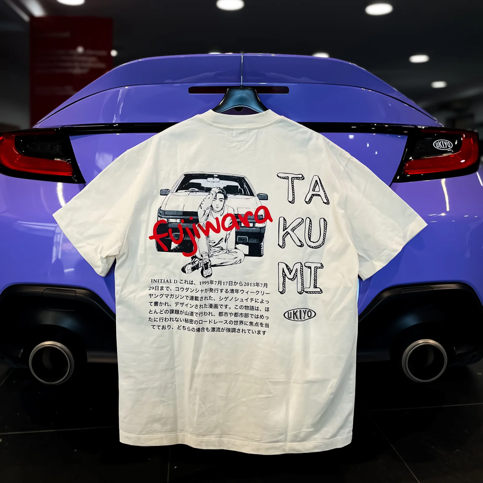 T-shirt UKIYO color panna con stampa sul retro di una Toyota AE86, testo in giapponese e lettering “Takumi”.