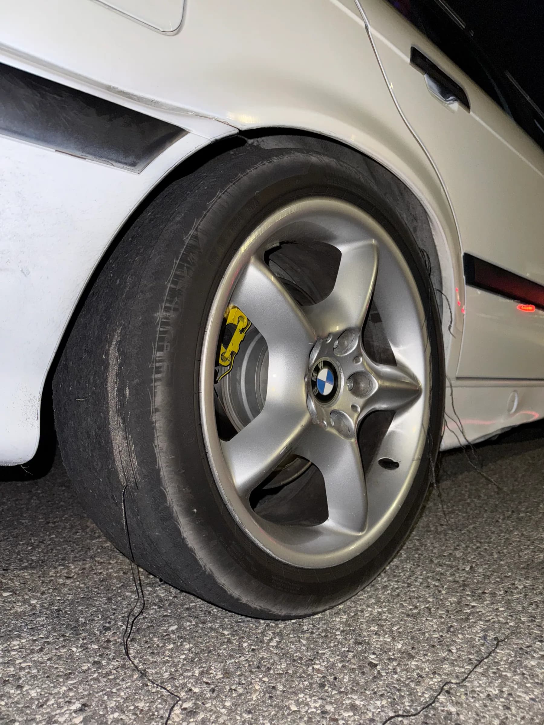 Dettaglio del cerchio a cinque razze di una BMW bianca.