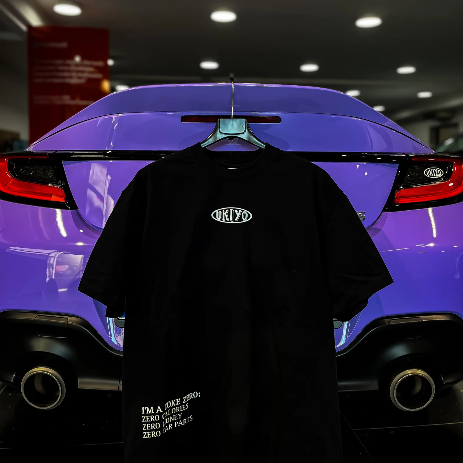 T-shirt UKIYO nera con il logo ovale UKIYO sul petto.